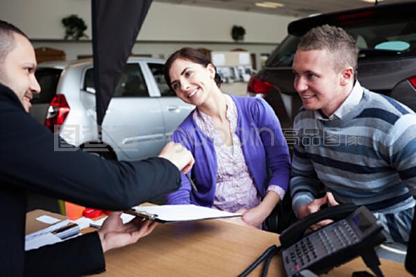 在车展上的意外收获 一对情侣与汽车销售员的深度对话